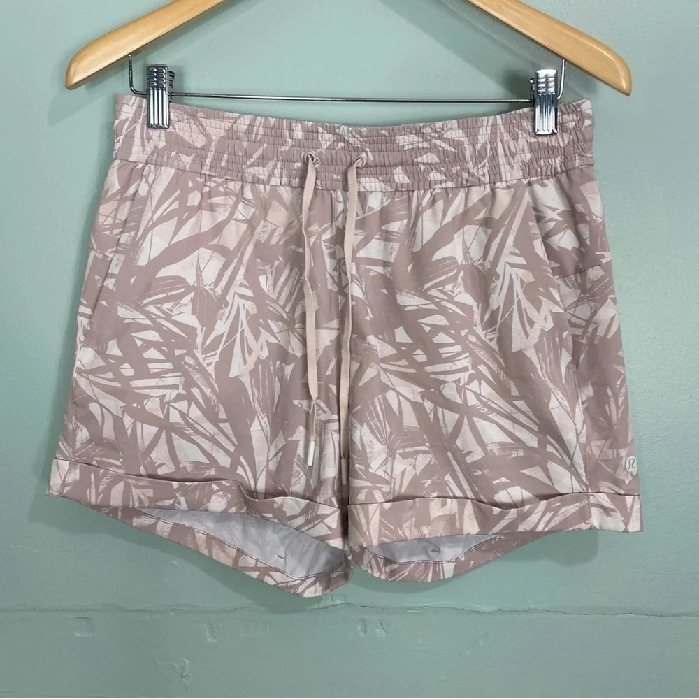 Lululemon Spring‎ Break Away Short Shadow Leaf Light Ivory Muse Sz 8 W7AY6S